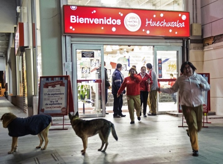 Varias personas salen corriendo de un supermercado tras el terremoto. (Martin BERNETTI/AFP PHOTO)