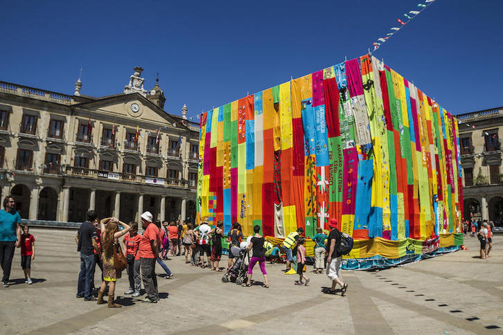 Ekainaren 21ean Gasteizen oihalekin osatu zuten hautetsontzi erraldoia. (Aritz LOIOLA | ARGAZKI PRESS)