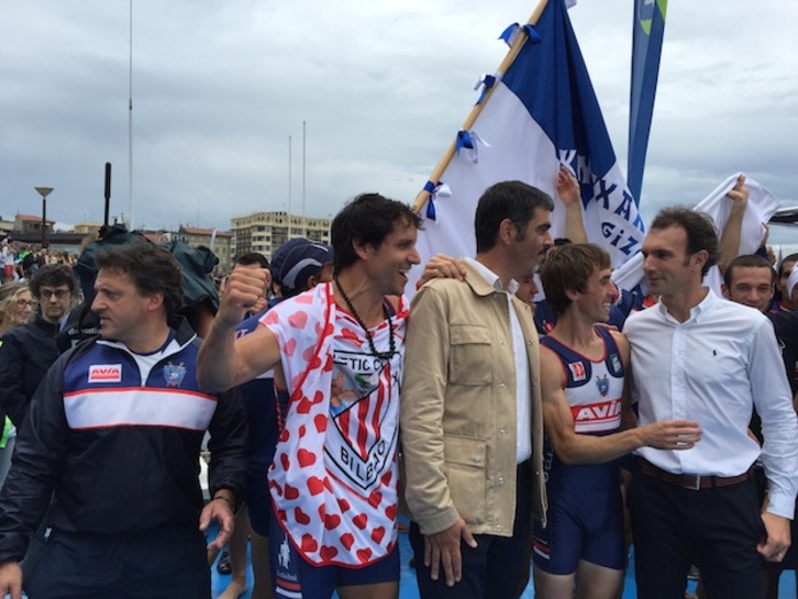 Un remero de Urdaibai, con el escudo del Athletic, en el Ciudad de San Sebastián junto al alcalde Eneko Goia. (Donostiako Udala)