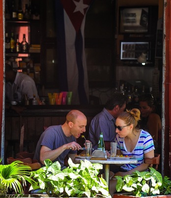 Dos turistas estadounidenses comen en un restaurante de La Habana. (Yamil LAGE / AFP)