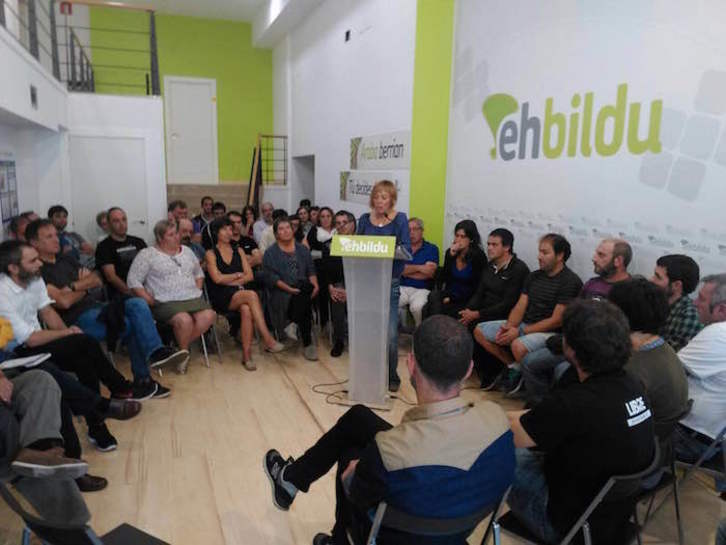 Miren Larrion toma la palabra esta mañana ante 50 cargos públicos de EH Bildu.