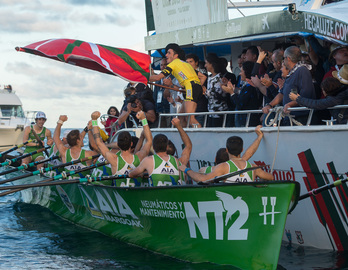 Hondarribia Ligako bandera eskuan. (Monika DEL VALLE | ARGAZKI PRESS)