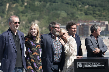 Los actores junto al director en Donostia. (Juan Carlos RUIZ / ARGAZKI PRESS)