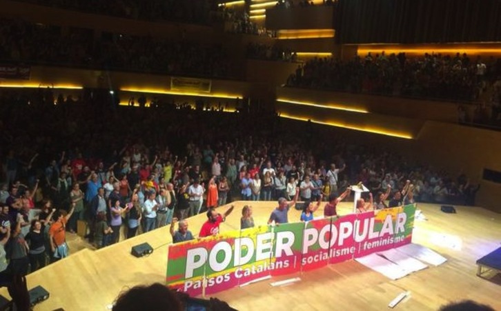 Los candidatos de la CUP, al final del acto central en el Auditori. (CUP)
