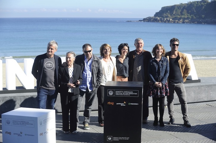 ‘Amama’ filmeko zuzendari Asier Altuna eta aktoreak. (Jon URBE/ARGAZKI PRESS)