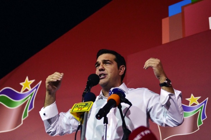 Tsipras se dirige a sus seguidores tras la victoria electoral. (Louisa GOULIAMAKI / AFP)