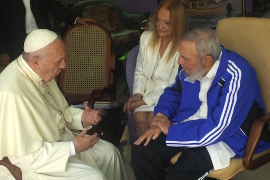 Captura de pantalla televisiva del encuentro entre el Papa Francisco y Fidel Castro. (AFP)