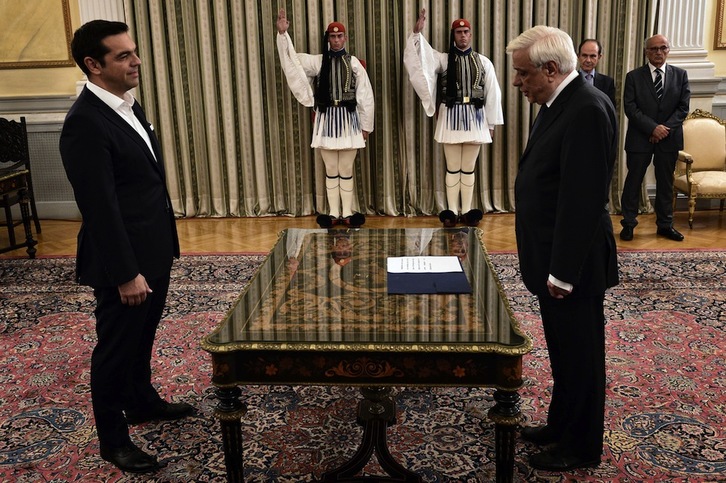 Tsipras ha jurado el cargo ante Pavlopoulos. (Louisa GOULIAMAKI / AFP)