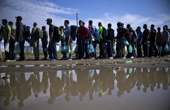 Refugiados hacen cola tras cruzar la frontera entre Grecia y Macedonia. (Nicolay DOYCHINOV/AFP PHOTO)