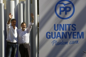 Mariano Rajoy, junto al candidato Xavier Garcia Albiol, en un mitin en Badalona. (Lluis GENE / AFP)