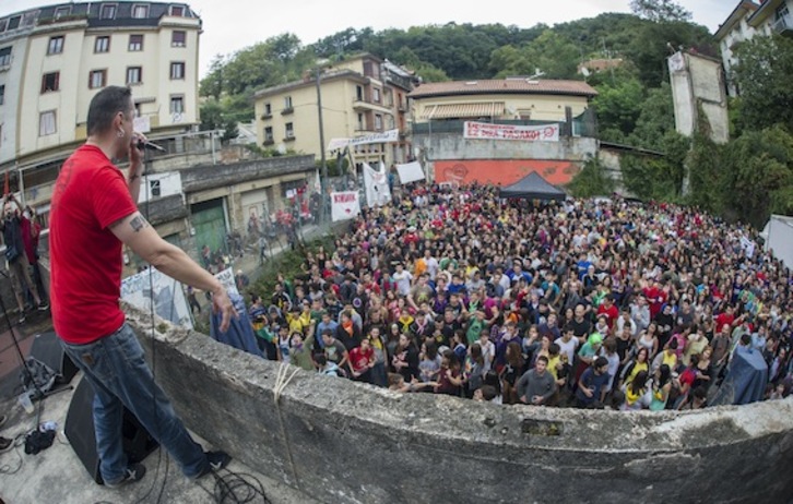 Fermin Muguruza, Kortxoenearen alde kantari. (Jon URBE/ARGAZKI PRESS)