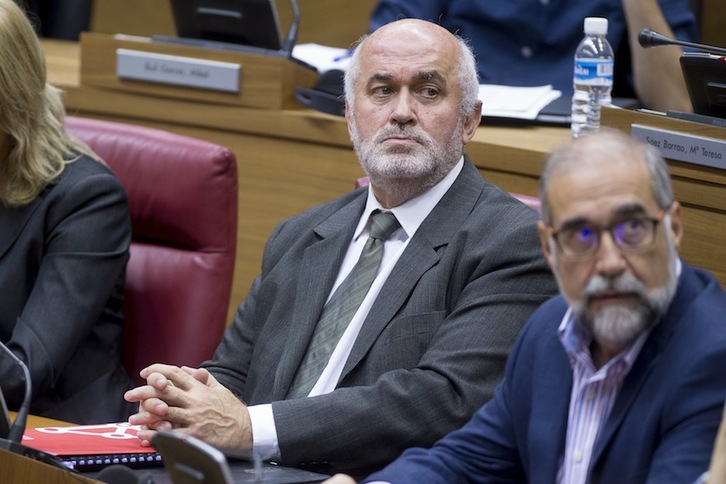 En el centro, Jose Luis Mendoza, en el Parlamento navarro. (Iñigo URIZ / ARGAZKI PRESS)