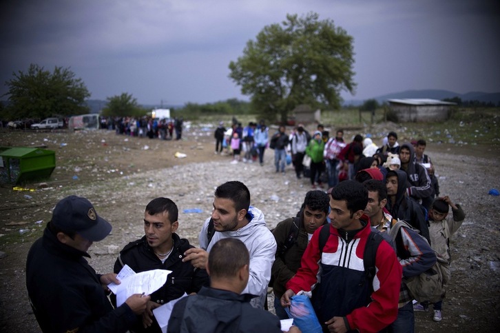Refugiados hacen cola en la frontera entre Grecia y Macedonia. (Nikolay DOYCHINOV / AFP)
