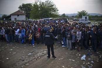 Refugiados entre Macedonia y Grecia. (Nikolay DOYCHINOV / AFP)