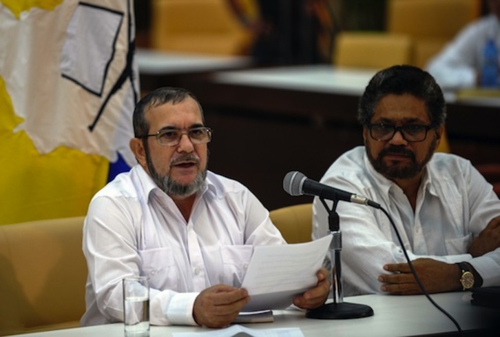 Timoleón Jiménez, líder de las FARC, junto al delegado de la guerrila Iván Márquez, en La Habana. (Yamil LAGE/AFP PHOTO)