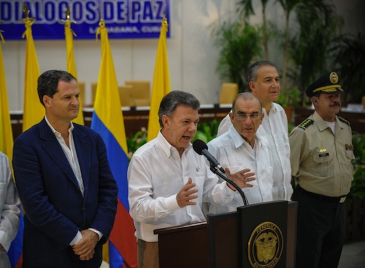 Representantes del Gobierno colombiano, con el presidente Santos al frente. (Yamil LAGE/AFP PHOTO)