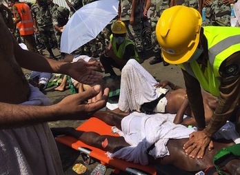 Miembros de los servicios de emergencia atienden a los heridos. (AFP PHOTO)