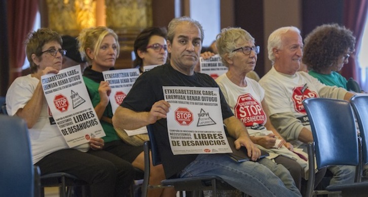 Integrantes de las plataformas antidesahucios han acudido al pleno. (Gorka RUBIO / ARGAZKI PRESS)