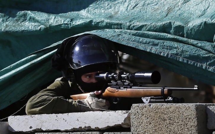 Un soldado israelí apunta con su mira telescópica. (Thomas COEX / AFP) 