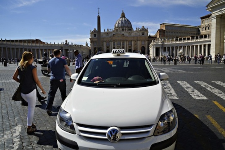 Un taxi de la marca Volkswagen, en la plaza San Pedro del Vaticano. (Andreas SOLARO/AFP PHOTO)