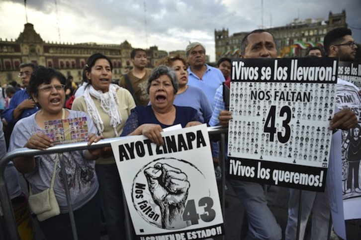 Protesta por los normalistas en el Zócalo de la Ciudad de México. (Yuri CORTEZ/AFP PHOTO)