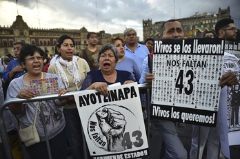 Protesta por los normalistas en el Zócalo de la Ciudad de México. (Yuri CORTEZ/AFP PHOTO)