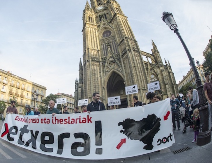 Movilización por el acercamiento de los presos en Donostia. (Jon URBE/ARGAZKI PRESS)
