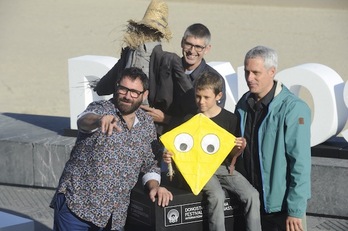 ‘Un dia perfecte per volar’ filmeko lantaldearen zati bat. (Jon URBE/ARGAZKI PRESS)