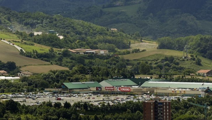 Imagen de archivo del centro comercial Garbera, en el barrio de Intxaurrondo. (Jon URBE / ARGAZKI PRESS)