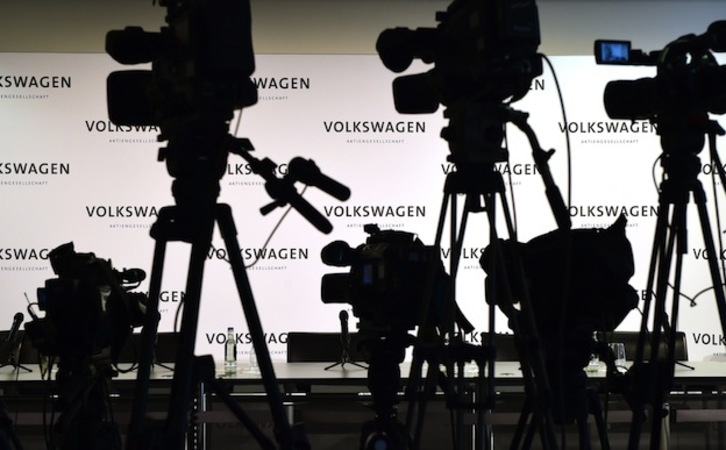 Cámaras de televisión a la espera de una comparecencia de responsables de Volkswagen. (John MCDOUGALL / AFP)