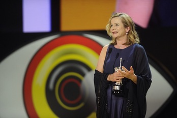 Emily Watson, con el Premio Donostia en sus manos. (Jon URBE / ARGAZKI PRESS)