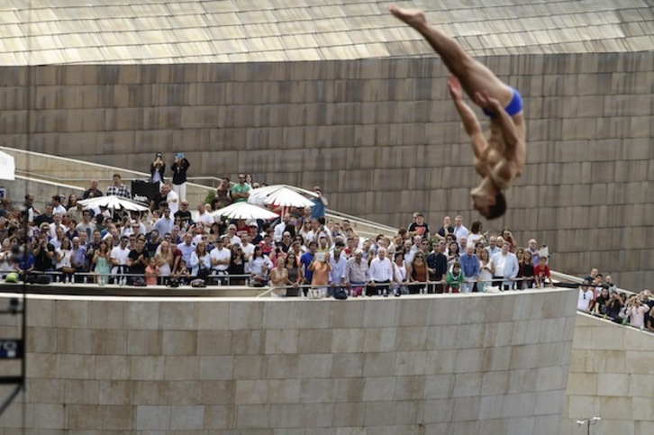 Uno de los saltos desde el puente de La Salve. (ARGAZKI PRESS)
