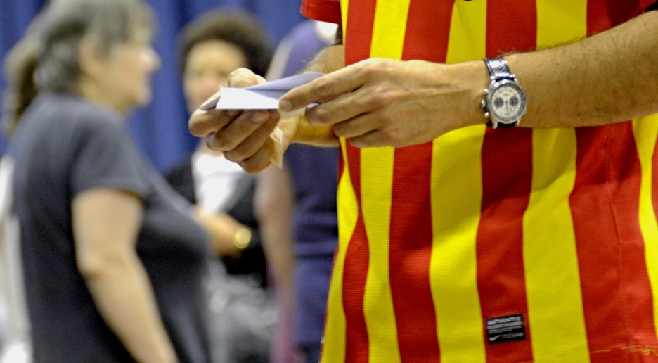 Un votante con la camiseta del Barcelona con la senyera. (Gorka RUBIO / ARGAZKI PRESS)