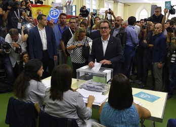 Artur Mas ha votado en el barrio de Gracia. (Lluis GENÉ / AFP)