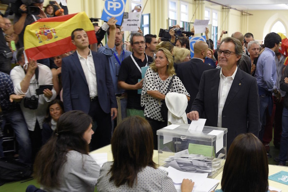 Artur Mas ha votado entre gritos de ‘Independencia’ y algunas banderas españolas. (Lluis GENE | AFP) Artur Mas ha votado entre gritos de ‘Independencia’ y algunas banderas españolas. (Lluis GENE | AFP)