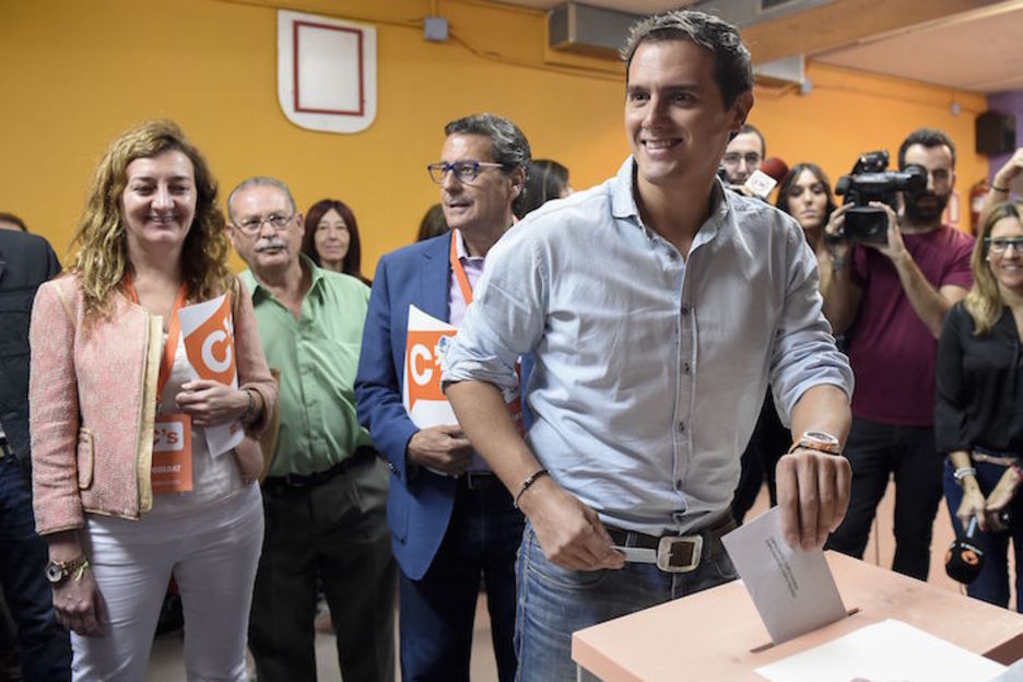 Ciutadan's podría liderar el bloque del ‘no’. Momento en el que ha votado Albert Rivera (AFP)