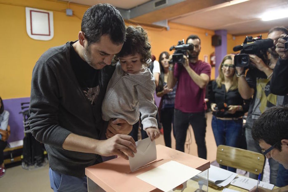 Padre e hija participan en una votación que será histórica. (AFP)