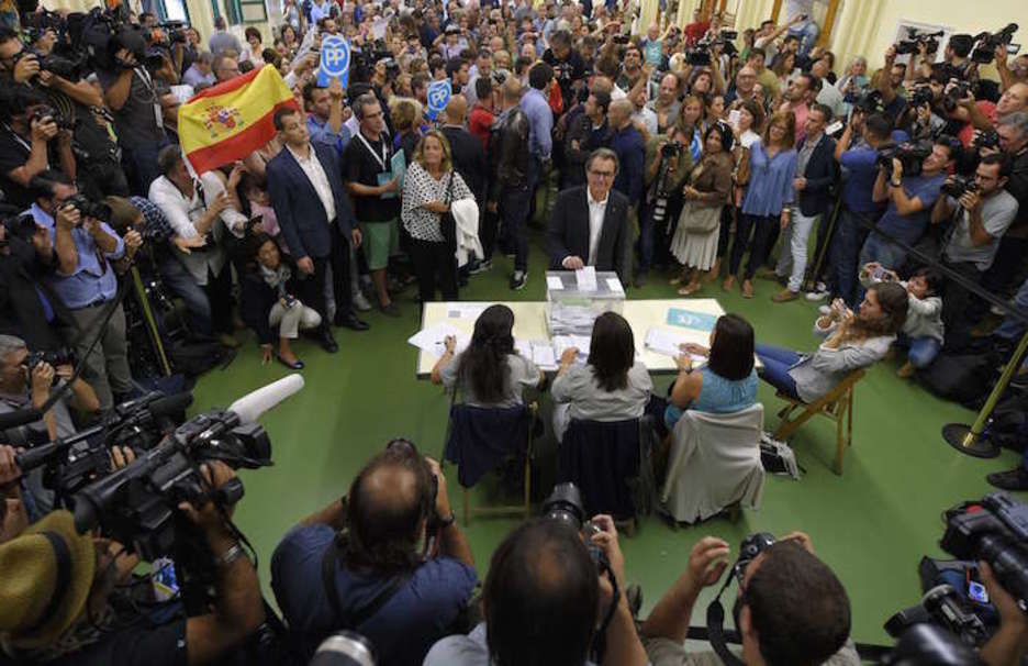 Gran expectación en el momento en el que ha votado el actual president Artur Mas (AFP)