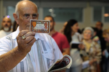 Ha habido quien ha votado con el carnet catalán. (AFP)