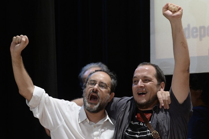 Antonio Baños y David Fernández en el acto de final de campaña de la CUP. (AFP)