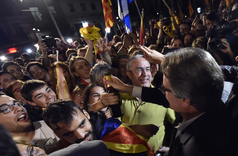 Cava eskuan ospatu dituzte emaitzak JuntsPelSi hautagaitzakoek. (Gerard LLULIEN | AFP)