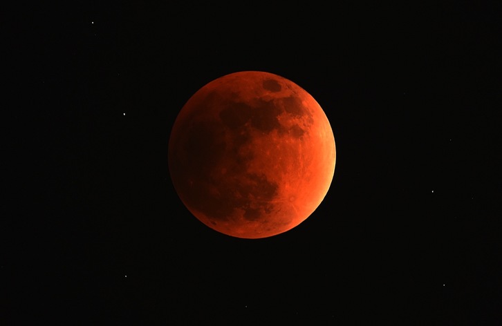 La Luna vista desde Essen, en Alemania. (Patrik STOLLARZ/AFP) 