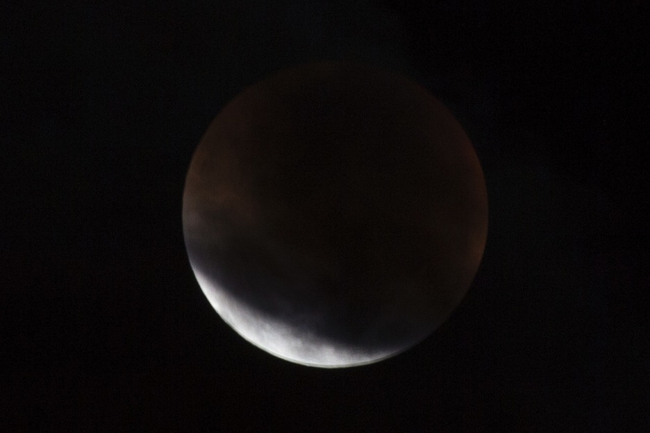 Una de las fases del eclipse, desde Netanya, Israel. (Jack GUEZ/AFP)