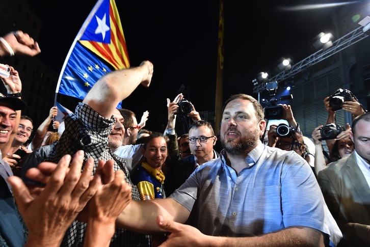 Oriol Junqueras, saludado ayer en Barcelona tras conocerse los resultados. (Gerard JULIEN/AFP)