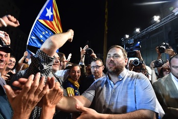 Oriol Junqueras, saludado ayer en Barcelona tras conocerse los resultados. (Gerard JULIEN/AFP)
