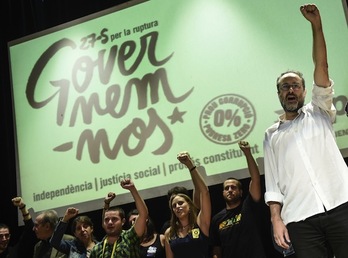 Miembros de la CUP, con Antonio Baños al frente. (Josep LAGO/AFP PHOTO)