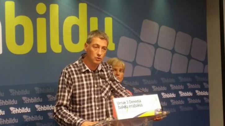 Oskar Matute, durante su intervención en la comparecencia junto a Rebeka Ubera. (@ehbildu)