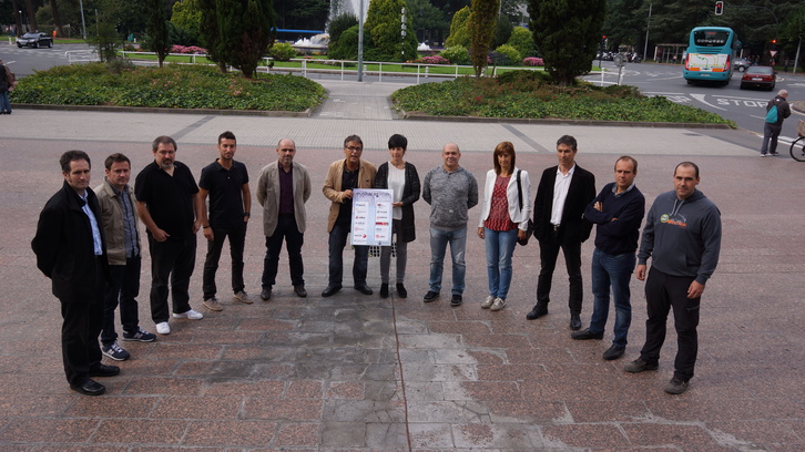 Kontseiluko eta Euskaragileak batzordean parte hartzen duten enpresetako ordezkariak, Donostian. (ARGAZKI PRESS)