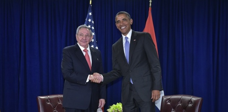 Apretón de manos entre Castro y Obama. (Mandel NGAN / AFP)
