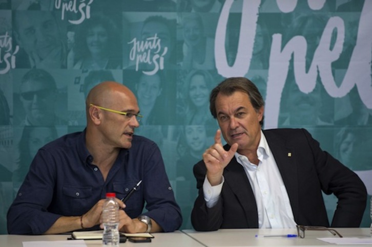 El president en funciones de la Generalitat, Artur Mas, junto a Raul Romeva, cabeza de lista de Junts pel Sí. (Jorge GUERRERO/AFP PHOTO)